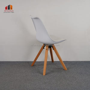 Chaise de salle à manger moderne en PP blanc avec pieds en bois de hêtre naturel, style scandinave, design minimaliste pour la maison, le café et le bureau - Product Image 5