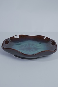 Assiette en porcelaine de style Japandi Agung Keramik, couleur bronze, forme irrégulière unique, hauteur 3cm/4.5cm, vente en gros - Product Image 4