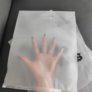 Bolsas con Cierre Personalizadas, Biodegradables, Esmeriladas, Modernas y Portátiles para Empacar Camisetas, Trajes de Baño y Ropa - Product Image 5