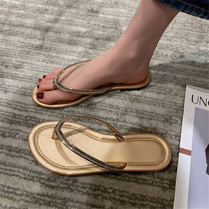 NK728 صندل صيفي بتصميم جديد مناسب للارتداء في الخارج للأقدام شبشب مسطح ونعل للشاطئ للنساء - Product Image 6