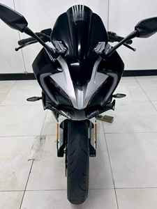 Motocicleta Deportiva de Carreras Chufuu de Alto Rendimiento, 400CC, Bicilíndrica, con Cascos OTB Tipster y Soporte - Product Image 6