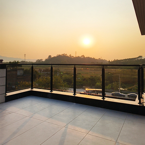 <span class=keywords><strong>Balustrade</strong></span> moderne en acier inoxydable sans cadre avec base en verre à faible teneur en <span class=keywords><strong>fer</strong></span> pour balcon d'hôtel et <span class=keywords><strong>terrasse</strong></span> sur le toit - Product Image 4