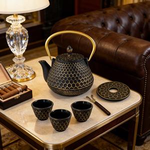 Set Teiera Retrò in Ghisa Nera <span class=keywords><strong>e</strong></span> Oro, Set Decorativo con Sottobicchiere <span class=keywords><strong>e</strong></span> <span class=keywords><strong>Tazze</strong></span> da Tè <span class=keywords><strong>per</strong></span> Casa, Cucina <span class=keywords><strong>e</strong></span> Sala da Tè - Product Image 1