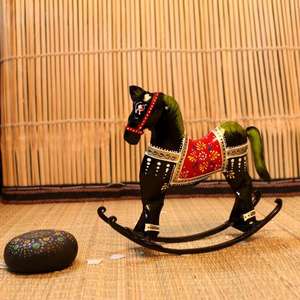 ม้าโยกเหล็กดีไซน์ทันสมัย เป็นมิตรกับสิ่งแวดล้อม ของตกแต่งบ้าน ชุดหลายชิ้น ชั้นวางหนังสือตกแต่งห้องทำงาน ยอดนิยม - Product Image 1