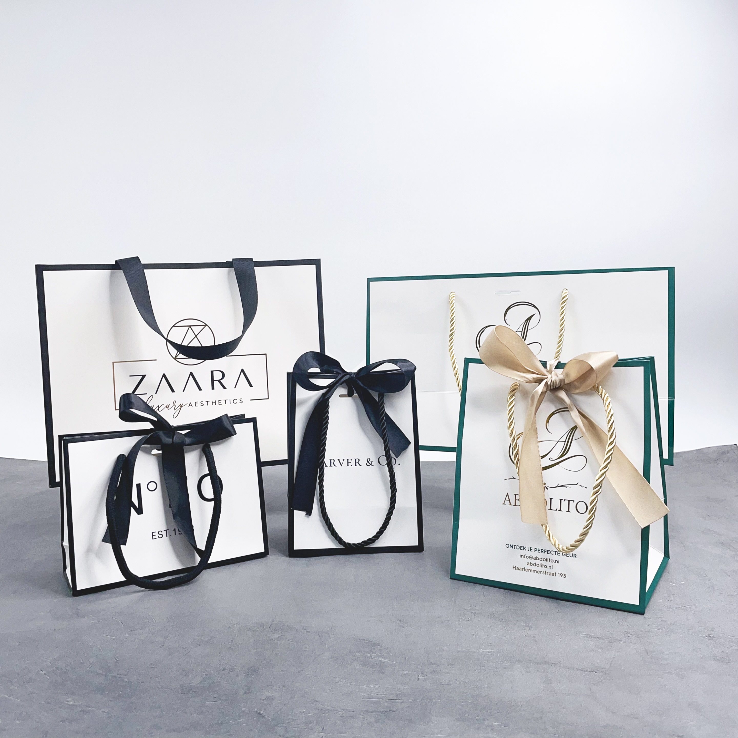 Paper bag with border