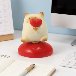 Figura Coleccionable de Caja Sorpresa, Gato de la Suerte de Resina, Figura Giratoria 360°, Adorno Kawaii para Escritorio, Regalo al por Mayor, Animales - Product Image 3