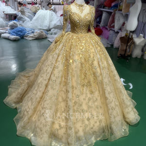Vestido de Quinceañera Moderno Dorado con Mangas Largas, Lentejuelas, Cuentas y Encaje, Cola Capilla, Largo hasta el Suelo, para Fiesta de Noche - Product Image 6