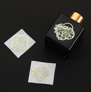 Étiquette autocollante en métal nickel de luxe personnalisée avec transfert en relief 3D résistant à l'eau pour la décoration d'emballages, étiquette cosmétique - Product Image 1