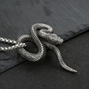 Yunnique – collier avec pendentif serpent en acier inoxydable, design animal géométrique, bijoux unisexes à la mode - Product Image 3
