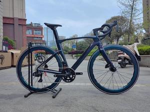 Vélo de course urbain à 24 vitesses avec cadre en fibre de carbone ultraléger et freins à disque hydrauliques pour la cyclisme urbain et les courses sur route - Product Image 3