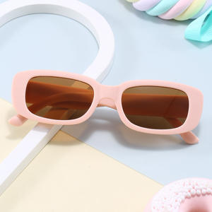 أحدث صيحات نظارات شمسية فاخرة موديل 2024 للفتيات والفتيان بإطارات مربعة الشكل وتصميمات كلاسيكية للبيع بالجملة - Product Image 4