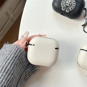 Para <span class=keywords><strong>Apple</strong></span> <span class=keywords><strong>Airpods</strong></span> 1/<span class=keywords><strong>2</strong></span>/3/<span class=keywords><strong>pro</strong></span>/<span class=keywords><strong>PRO</strong></span> <span class=keywords><strong>2</strong></span> Funda de cuero con patrón cruzado de cuerpo completo Airpods4 - Product Image 3