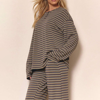Ensemble deux pièces loungewear pour femme : haut rayé en coton à manches longues et pantalon de détente, personnalisable avec logo, vente en gros