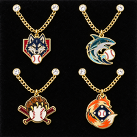 En gros, épingles de casquette de baseball personnalisées en métal émaillé, avec breloques à double chaîne dorées, motifs mascotte d'équipe de baseball (Loup, Requin, Ours, Renard)