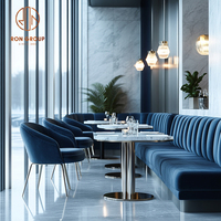 Ensemble de chaises rembourrées en velours bleu à dossier haut et table carrée en marbre Ron Group pour restaurant