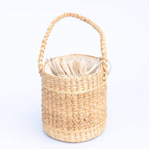 Bolso cilíndrico de paja tejida con cierre de cordón – Estilo vintage y bohemio de jacinto de agua de Vietnam - Product Image 2