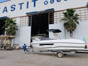 Lancha Deportiva de Fibra de Vidrio de Diseño de Lujo de 24 pies (7.3M) para Pesca y Deportes Acuáticos con Motor - Product Image 5