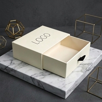 Boîte cadeau en carton rigide avec logo personnalisé, matériaux recyclés écologiques de qualité supérieure, avec laminage mat en feuille d'or
