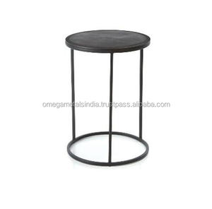 Table basse au design moderne avec une touche argentée et du marbre sur le dessus pour la décoration du salon - Product Image 1