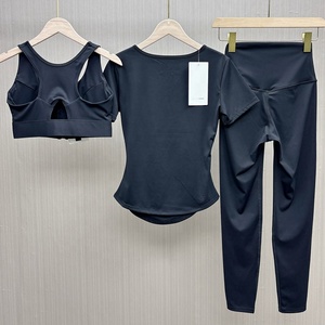 <span class=keywords><strong>Abbigliamento</strong></span> Firmato all'Ingrosso, Set Estivo 3 Pezzi, Completo Moda per Fitness e Yoga, Reggiseno, Maglietta e Pantaloni, <span class=keywords><strong>Abbigliamento</strong></span> Yoga di Alta Qualità per Donne - Product Image 4
