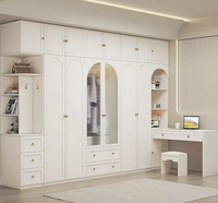 Ensemble armoire et bureau intégrés pour chambre secondaire, style crème luxe léger français, finition blanche avec coiffeuse d'angle