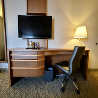 Ensemble de meubles modernes pour chambre d'hôtel, appartement, villa : Cadre de lit, table de chevet, armoire, meuble de cuisine, bureau – Idéal pour séjours prolongés – En contreplaqué