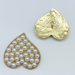 Bouton <span class=keywords><strong>de</strong></span> couture coeur décoratif en gros diamant métal perle strass boutons à tige pour vêtements - Product Image 3