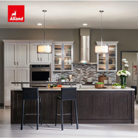 Armoires de cuisine AllandCabinet en forme de I, en érable Lockheart Irish Creme et en cerisier Lockheart Smoke, avec verre dépoli cannelé