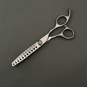 กรรไกรซอยผมมืออาชีพ สแตนเลส 440C ขนาด 6 นิ้ว สำหรับคนถนัดขวา พร้อมฟัน 11 ซี่ สำหรับใช้ในร้านเสริมสวย - Product Image 5