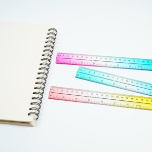 Juego <span class=keywords><strong>de</strong></span> Reglas <span class=keywords><strong>de</strong></span> Plástico Transparente <span class=keywords><strong>de</strong></span> 30 <span class=keywords><strong>cm</strong></span> <span class=keywords><strong>de</strong></span> Colores Variados con Marcas en Milímetros, Pulgadas <span class=keywords><strong>y</strong></span> Centímetros - Product Image 5