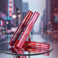 Gloss à lèvres effet miroir hydratant longue tenue, faible saturation, lueur nacrée, couleur blanche, soin des lèvres