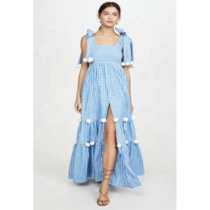 Robe longue évasée vintage à imprimé à carreaux impressionnant pour femme, avec buste smocké, bretelles à nouer, volants et pompons blancs, écologique - Product Image 1