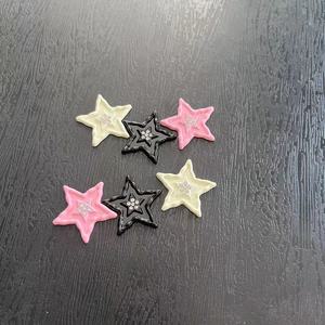 Breloques en métal de créateur avec logo, incrustées, polyvalentes pour la décoration de vêtements, accessoires capillaires, pinces à cheveux, serre-têtes et coques de téléphone - Product Image 1