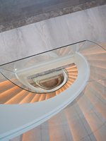 Escalier rotatif intérieur pour villa duplex, avec arc en acier et balustrade en verre courbé à chaud, design moderne, simple et personnalisé