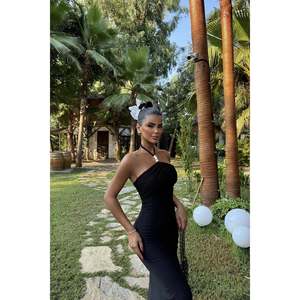 Vestido de noche negro con detalles de perlas y cuello halter - Product Image 5