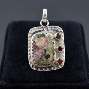 Colgante de Plata de Ley 925 con Diseño Israelí Moderno y Acabado Pulido, con Turmalina y Granate, Joyería Unisex al por Mayor - Product Image 3