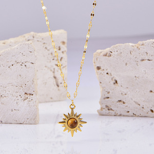 Collier pendentif <span class=keywords><strong>soleil</strong></span> en acier inoxydable imperméable pour femme plaqué or 18 carats avec <span class=keywords><strong>pierre</strong></span> œil <span class=keywords><strong>de</strong></span> tigre vintage et <span class=keywords><strong>perle</strong></span> aspect naturel - Product Image 2