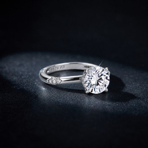 Anello in Argento 925 con Moissanite e Pietre Rotonde 8*8mm - 2,5 Ct Incastonate in Oro 18K, Set di Lusso per Matrimonio - Product Image 4