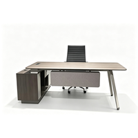 Bureau de direction moderne de luxe avec surface thermoformée en PMMA, résistant à l'usure et imperméable, avec armoire latérale