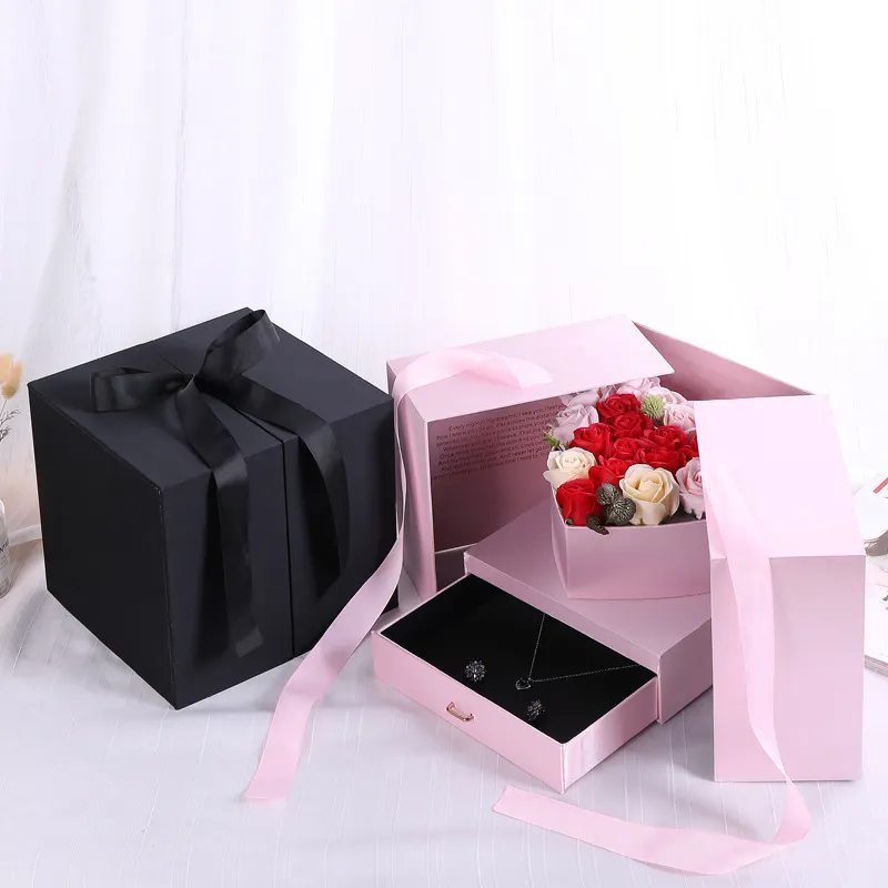 กล่องของขวัญกระดาษกระดาษแข็งสีดำกล่องดอกไม้กุหลาบรูปหัวใจ Cube สุดหรูสร้างสรรค์ที่น่าประหลาดใจสินค้าขายดี