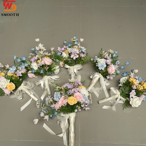 Bouquet de roses en soie fait main, lisse et romantique, pour mariage, mariée ou demoiselle d'honneur, avec têtes de fleurs fixées fermement - Product Image 6
