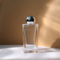 Flacon de parfum en verre transparent haut de gamme, design unique, 30 ml/50 ml, forme rectangulaire, vaporisateur à pompe, marque Qicheng, MOQ