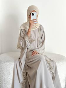Set Abaya Elegante a Due Pezzi Loriya con Vestaglia Esterna con Volant e Pizzo e Vestito Interno per Donne Musulmane, Moda Islamica - Product Image 6