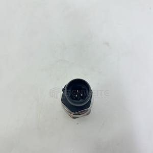 Sensor de Presión Manométrica Wika MH-4 14550409 con Montaje Roscado para Bomba Hidráulica de Baja Presión - Product Image 2