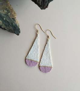 Boucles d'oreilles pendantes en or blanc faites à la main Happiness White Gold Lily Drop - Product Image 1