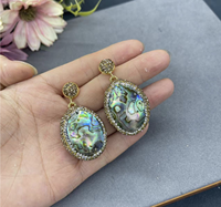 Nouvel ensemble de bijoux en coquille d'ormeau naturelle incrustée de pierre brute de tourmaline, style chinois populaire et vintage