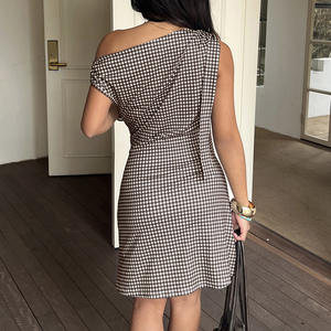 Robe asymétrique à bretelles, à une épaule, cintrée à la taille, coupe ajustée, mini-jupe trapèze, sexy, fille branchée, robe à carreaux, robe cintrée - Product Image 6