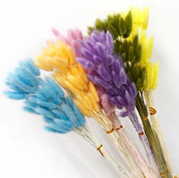 Décorations de mariage, bouquet artificiel séché et préservé avec herbe à queue de lapin dans un vase en céramique pour suites d'hôtels de luxe