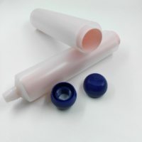 Tube cosmétique 50 mm, tube double couche 2 en 1, double compartiment, tube intérieur translucide givré rose, capuchon en forme de perle bleu marine, logo personnalisé