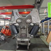 Cisaille hydraulique à poutre oscillante pour le traitement continu du métal sur de longues périodes
